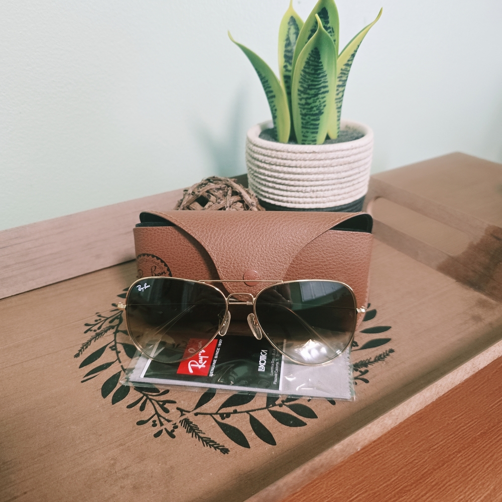 Ray-Ban Gold Aviator Sunglasses with Brown Gradient Lenses